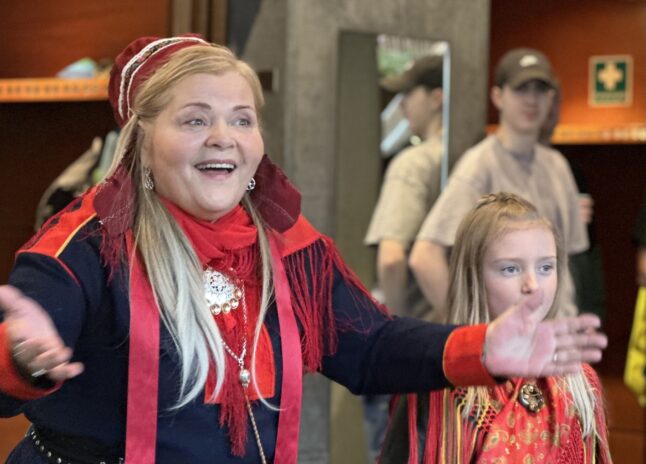 June Sommer Strask inviterte alle til joik på Samenes nasjonaldag