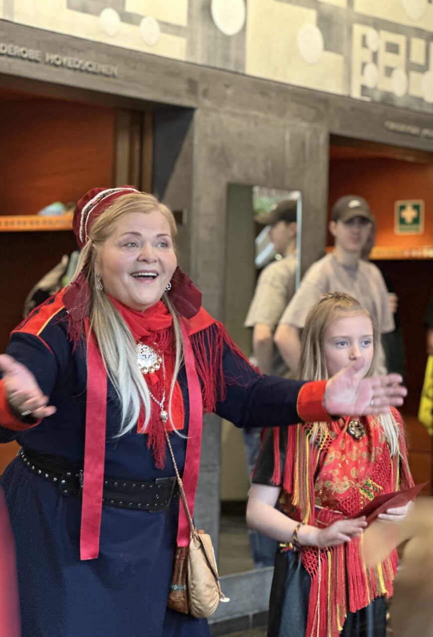 June Sommer Strask inviterte alle til joik på Samenes nasjonaldag